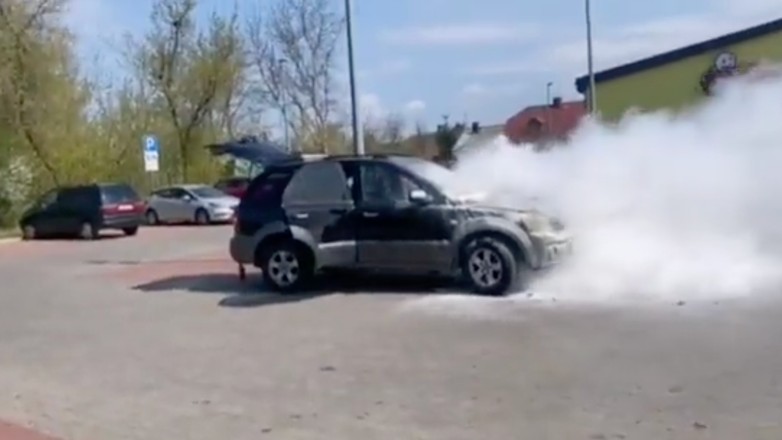 W Białymstoku na parkingu przed sklepem zapaliła się Kia. Dzięki pomocy przejeżdżających obok policjantów udało się uniknąć tragedii