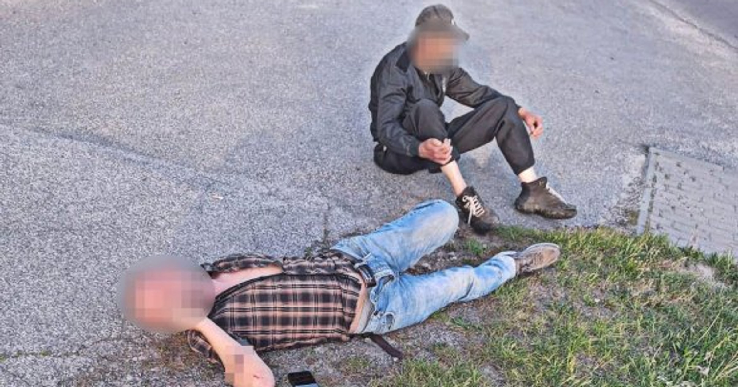 Obraz pochodzący z serwisu https://lubartow.policja.gov.pl/llb/informacje/aktualnosci/145301,Polozyli-sie-na-jezdni-i-zglosili-wypadek-bo-chcieli-aby-patrol-podwiozl-ich-do-.html