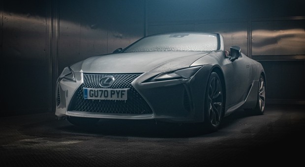 Kabriolet Lexus LC 500 zamknięty na 12 godzin w zamrażarce