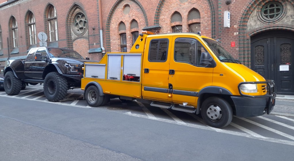 3 godziny straż miejska odholowywała pickupa. Lawety okazały się za wąskie