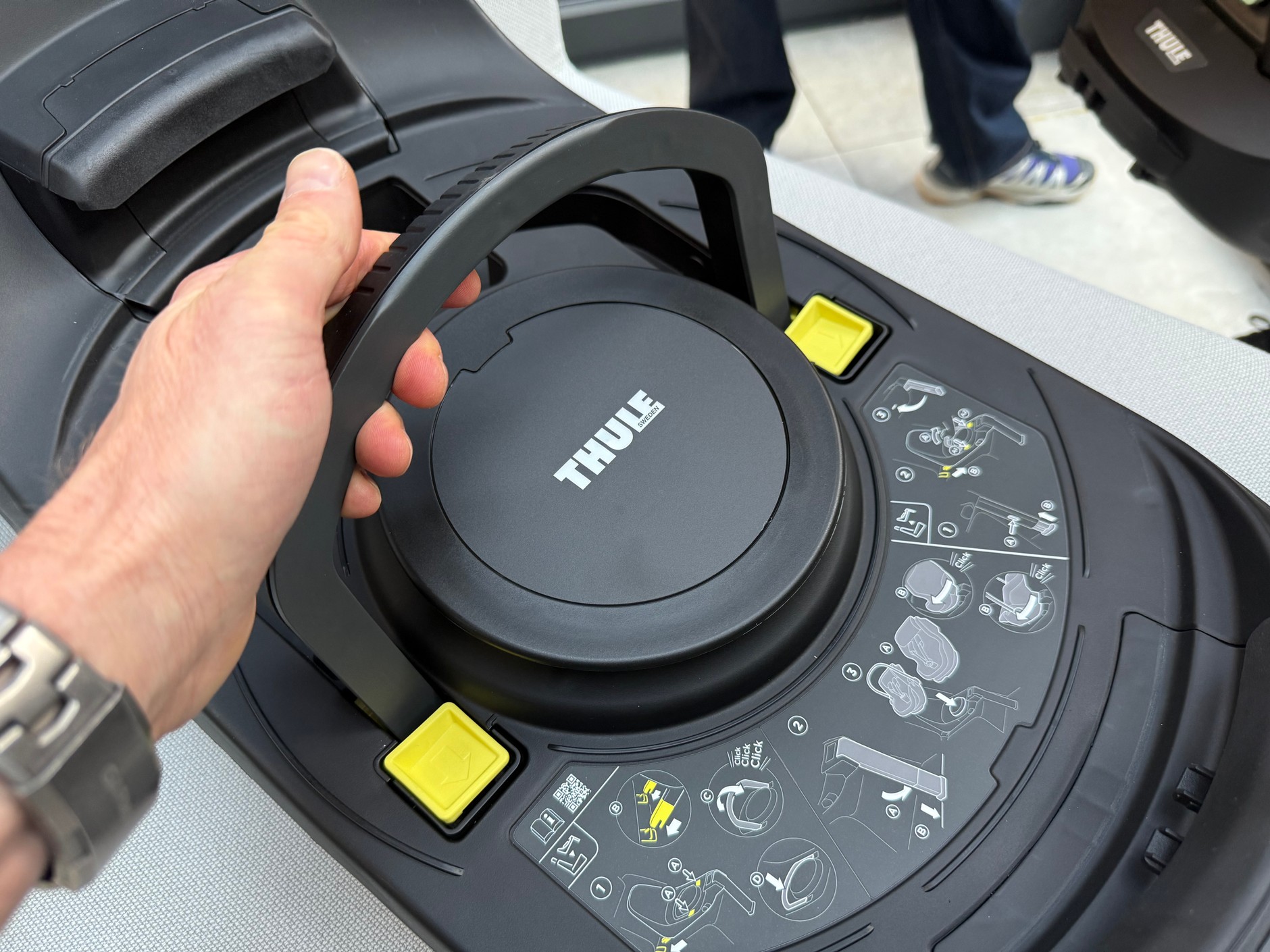 Za pomocą dźwigni dociągamy bazę do fotela samochodu