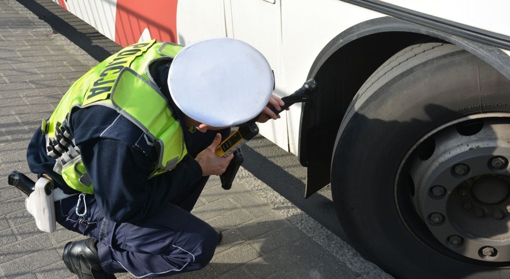 Kontrola stanu ogumienia (policjant zagląda w nadkole)