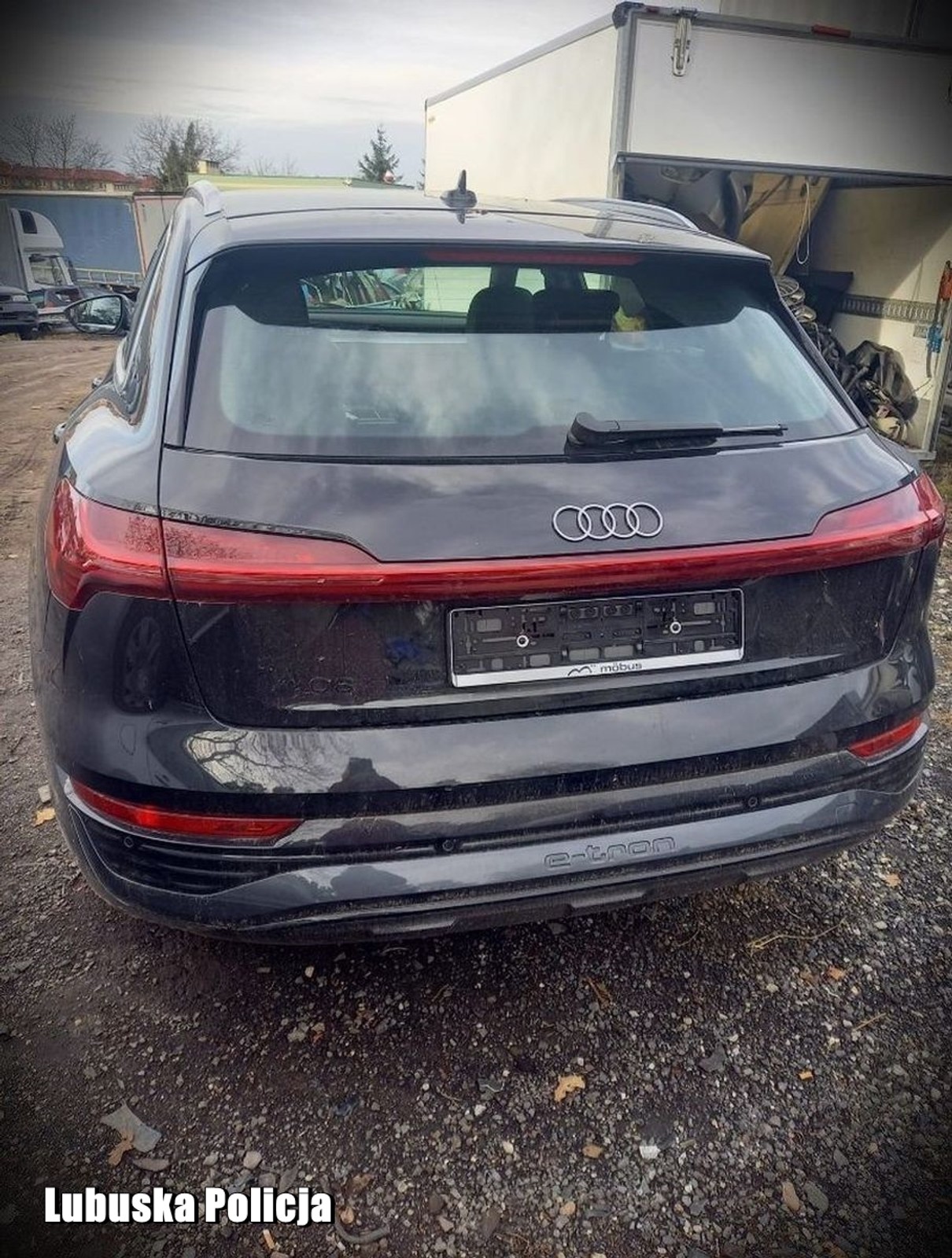 Audi Q8 e-tron znalezionie w lesie przez policję