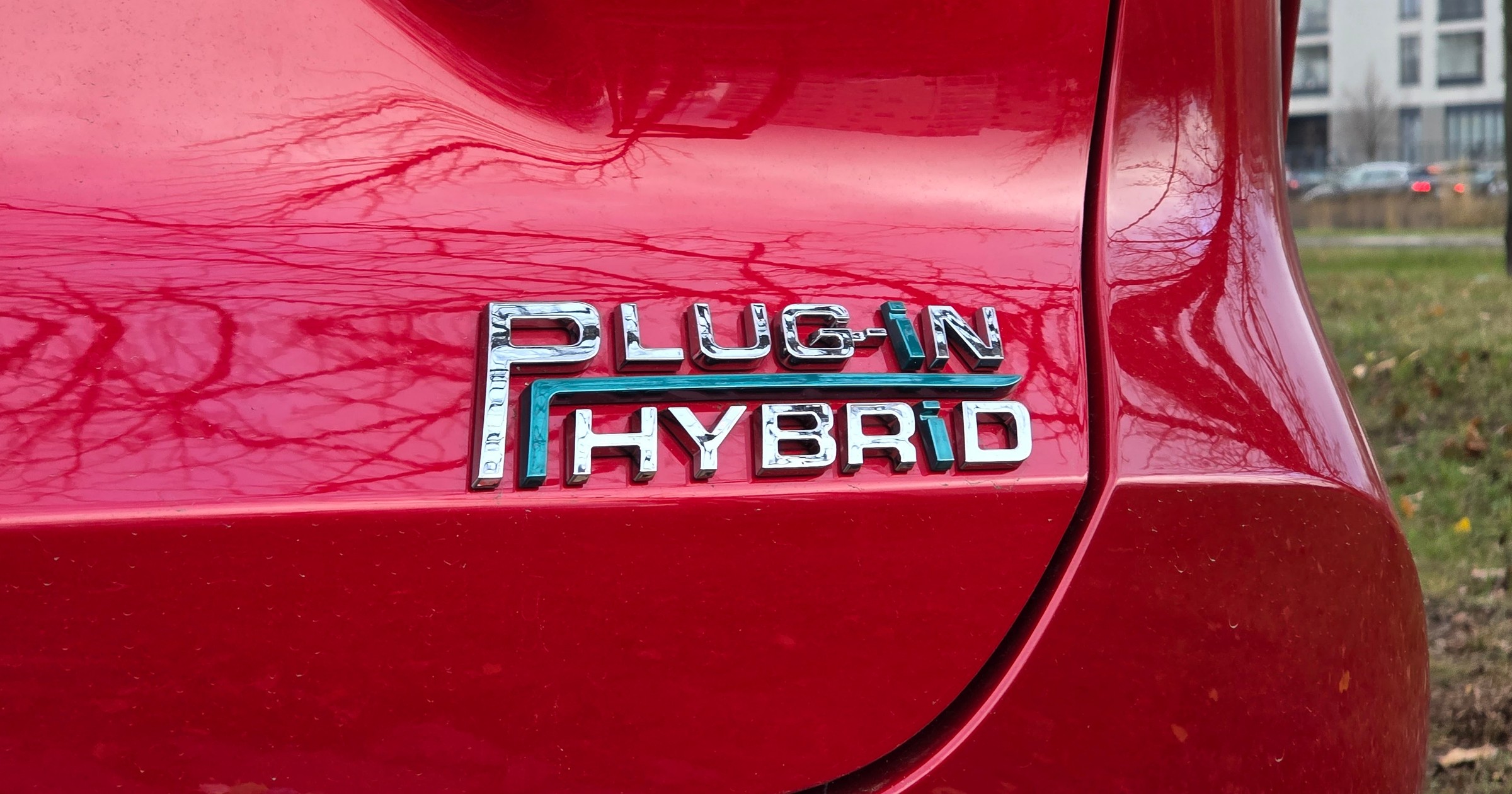 Emblemat "Plug-In Hybrid" na chińskim SUV-ie Chery Tiggo 7 PHEV