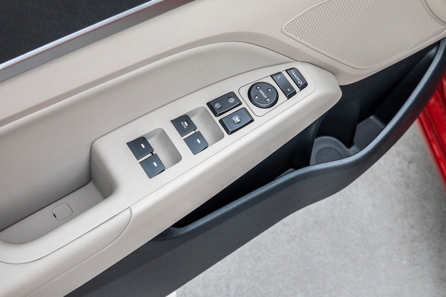 Hyundai Elantra 1.6 MPI 6AT - sedan w stylu azjatyckim