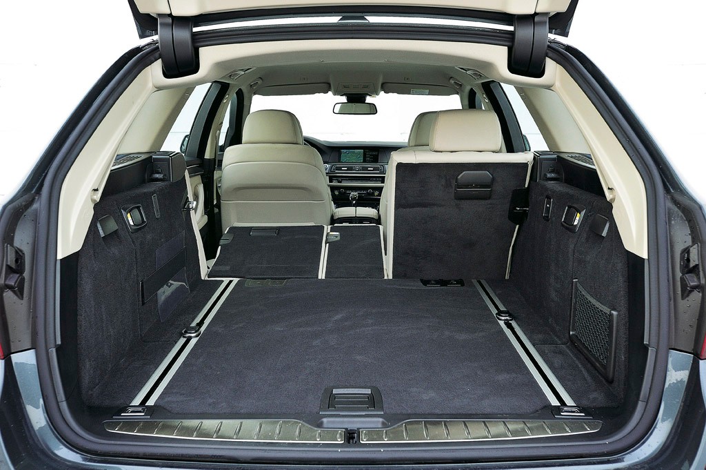 BMW 530d Touring kontra Jaguar XF Sportbrake: luksusowe kombi dla rodziny