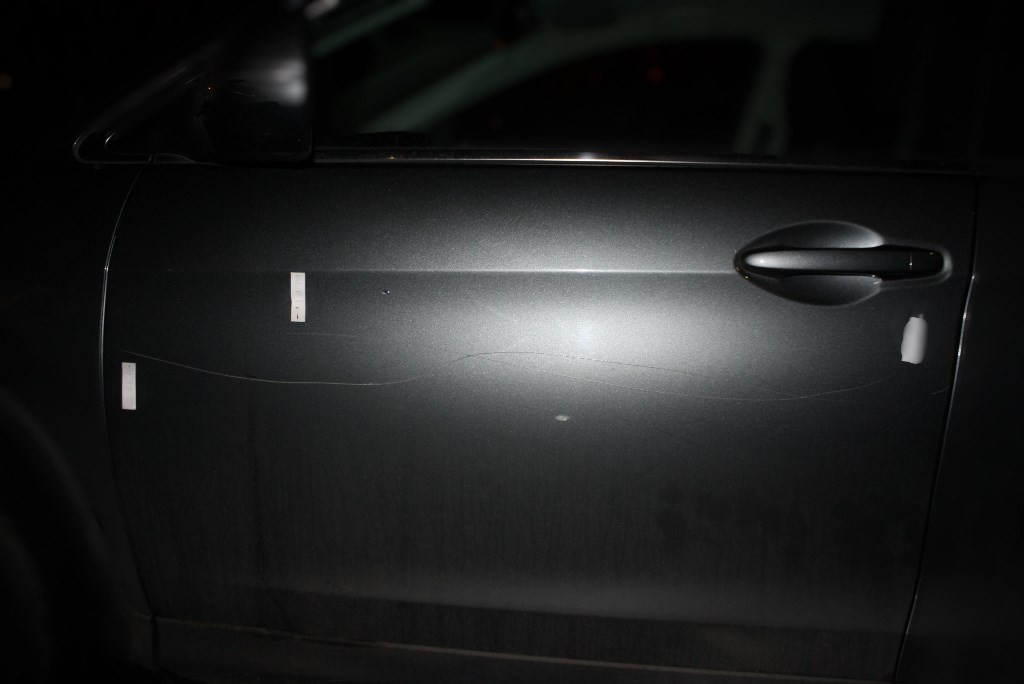 Senior w Śremie (woj. wielkopolskie) zarysował kluczem drzwi samochodu