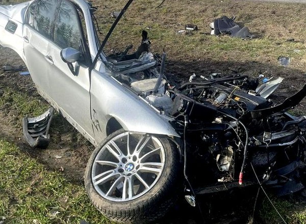 BMW dosłownie rozpadło się na części. Kierowca zginął na miejscu