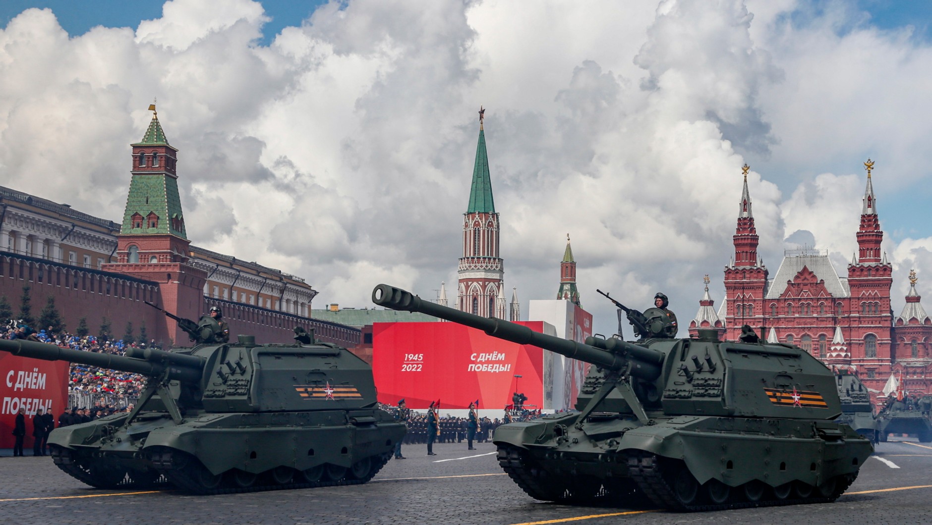 Parada wojskowa w Moskwie z okazji Dnia Zwycięstwa - haubice samobieżne 2S19 Msta