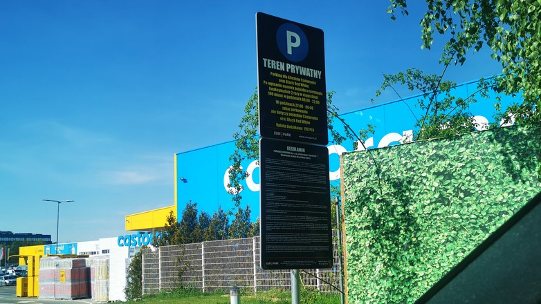 Tabliczka informacyjna i regulamin parkingu. Na wjeździe – serio?