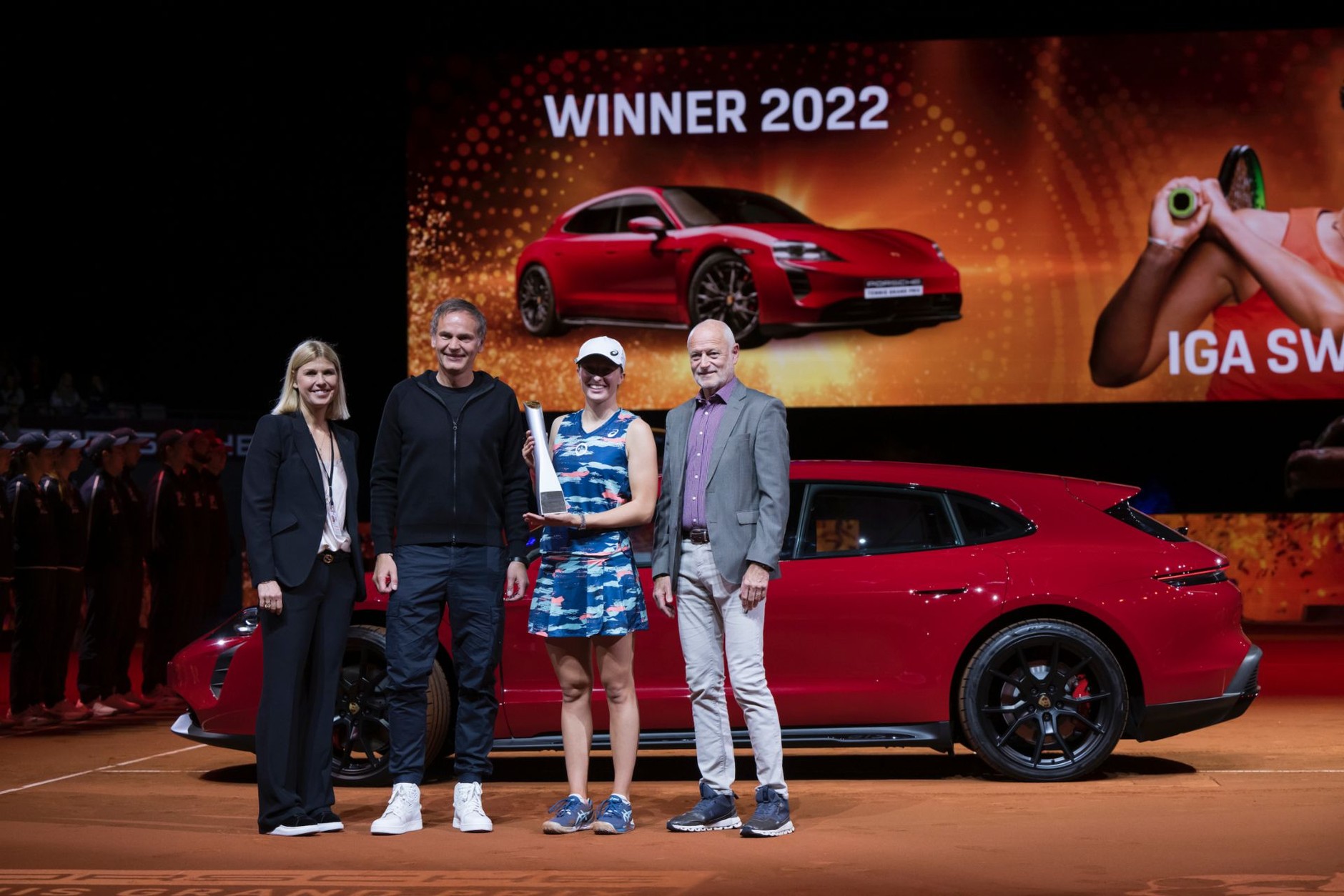 Iga Światek ze swoją nagrodą za zwycięstwo w finale turnieju w Stuttgarcie.