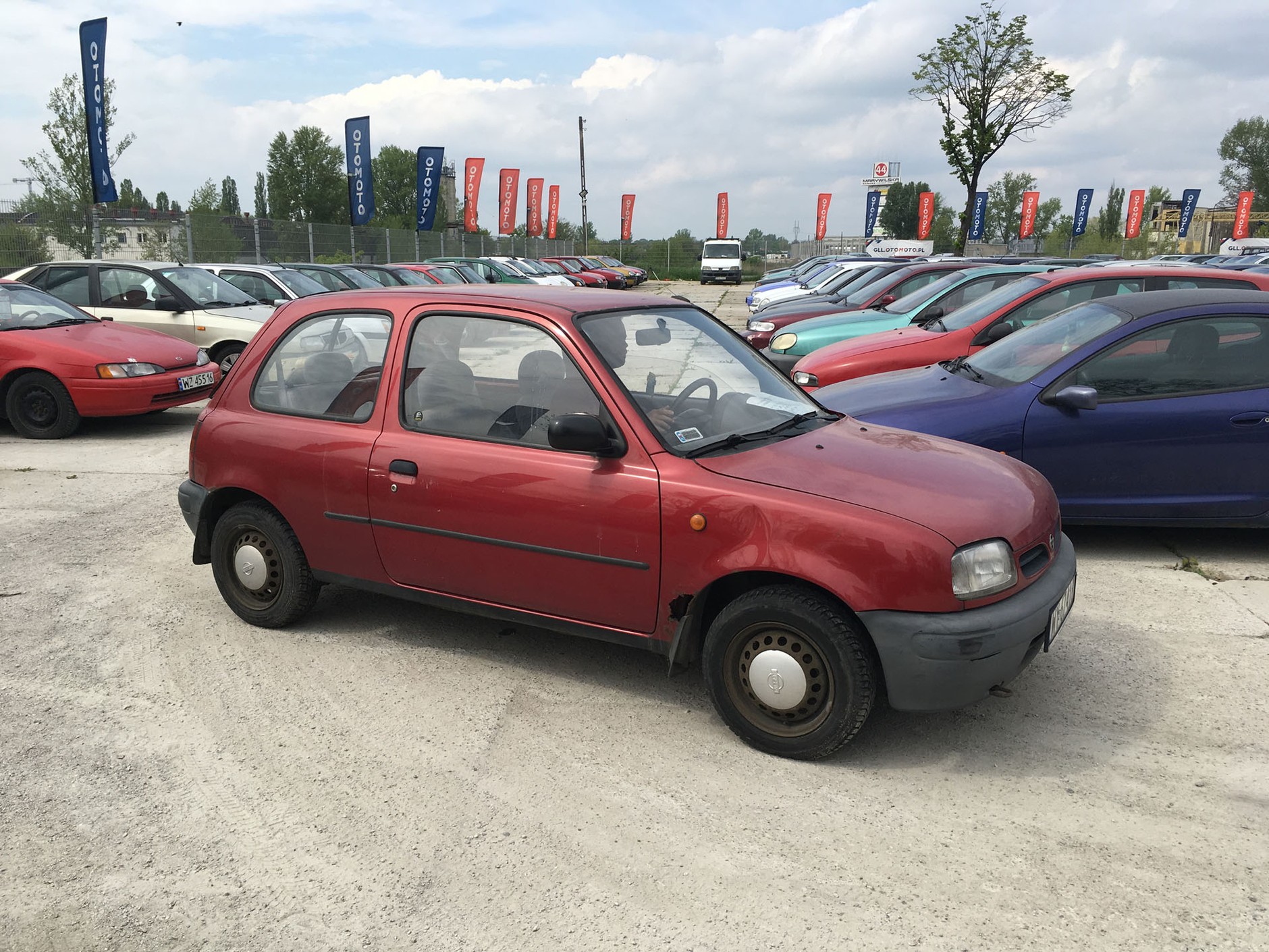 Nissan Micra przez kilka miesięcy raczej pojeździ, a drobne awarie sam usuniesz - cena 1790 zł