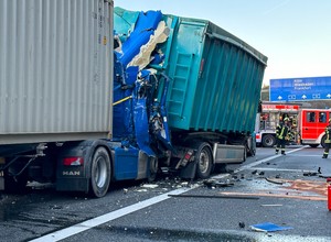 Kierowca został uwięziony w zniszczonej kabinie. Uwolnienie go zajęło 90 minut