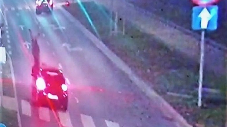 Wtargnęła na przejście dla pieszych