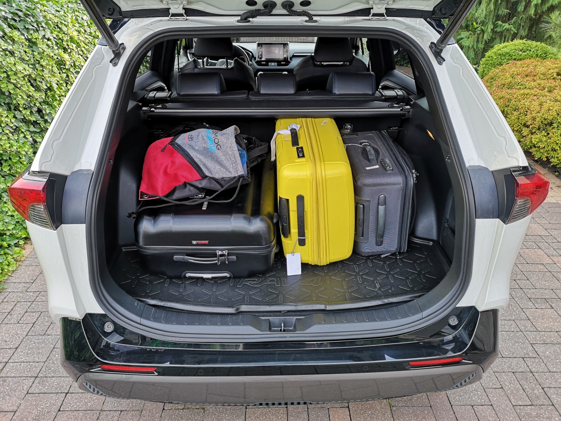 Pakowanie samochodu na wakacyjny wyjazd