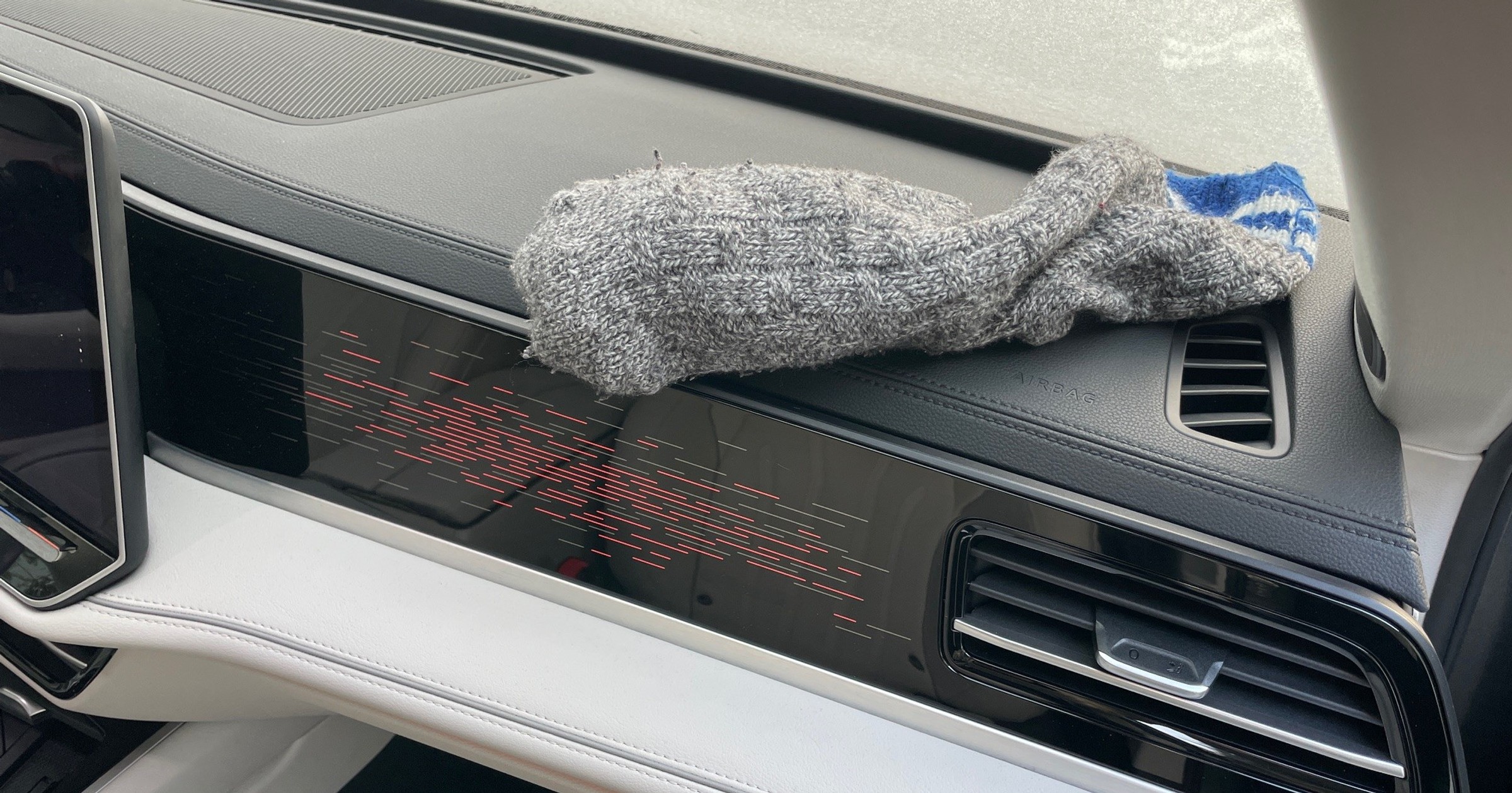 Skarpetka na desce rozdzielczej w samochodzie