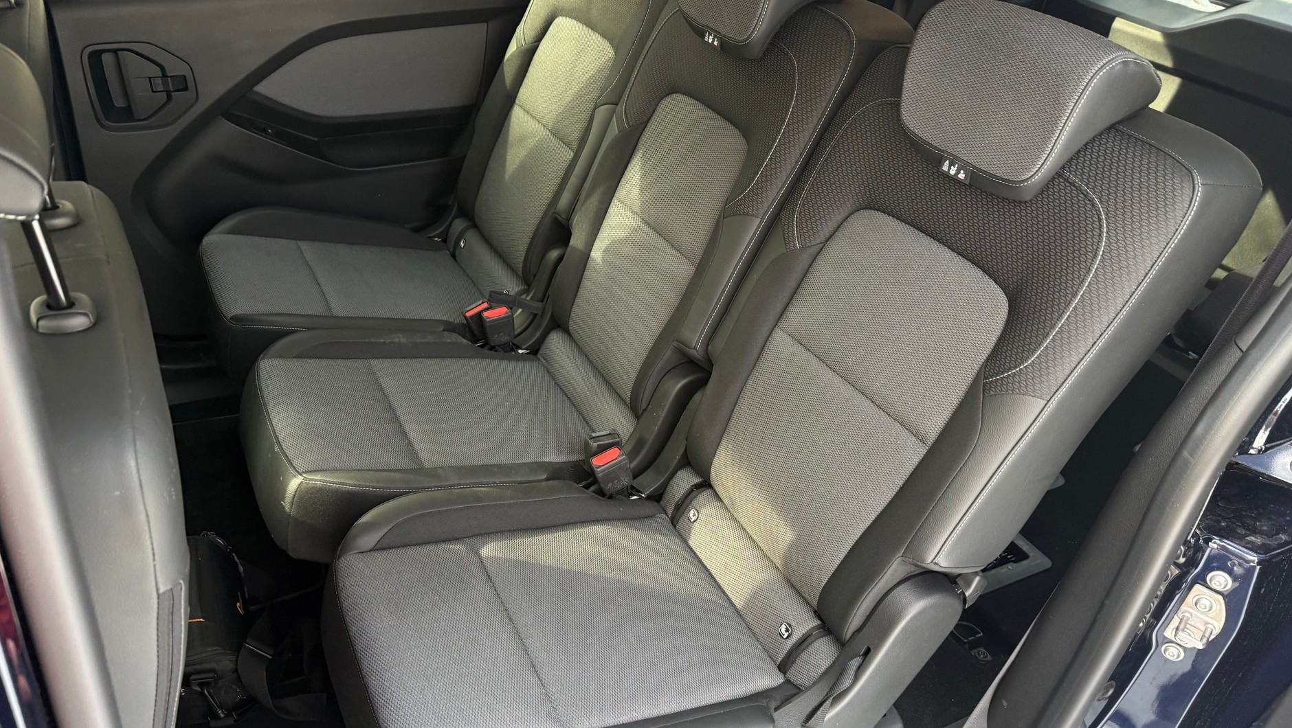 Renault Grand Kangoo TECHNO TCe 130 EDC: na trzech osobnych fotelach w drugim rzędzie zmieszczą się trzy foteliki dla dzieci