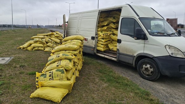 Przeładowany samochód z korą sosnową