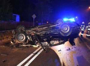 Młody kierowca BMW dachował, bo próbował ominąć sarnę. Miał dużo szczęścia [ZDJĘCIA]