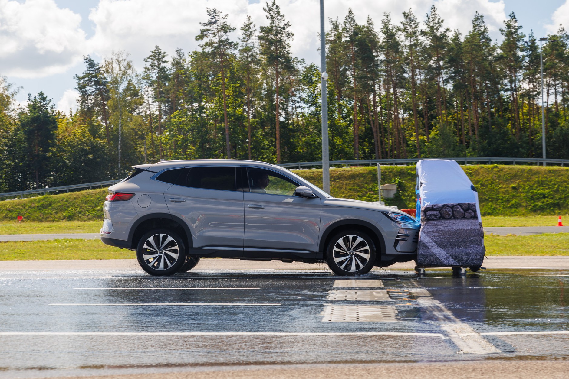 BYD Seal U obie próby przejechał tak samo — ostrzegał przed przeszkodą, zaczynał hamowanie, ale w ostatniej fazie je przerywał i wjeżdżał w balon