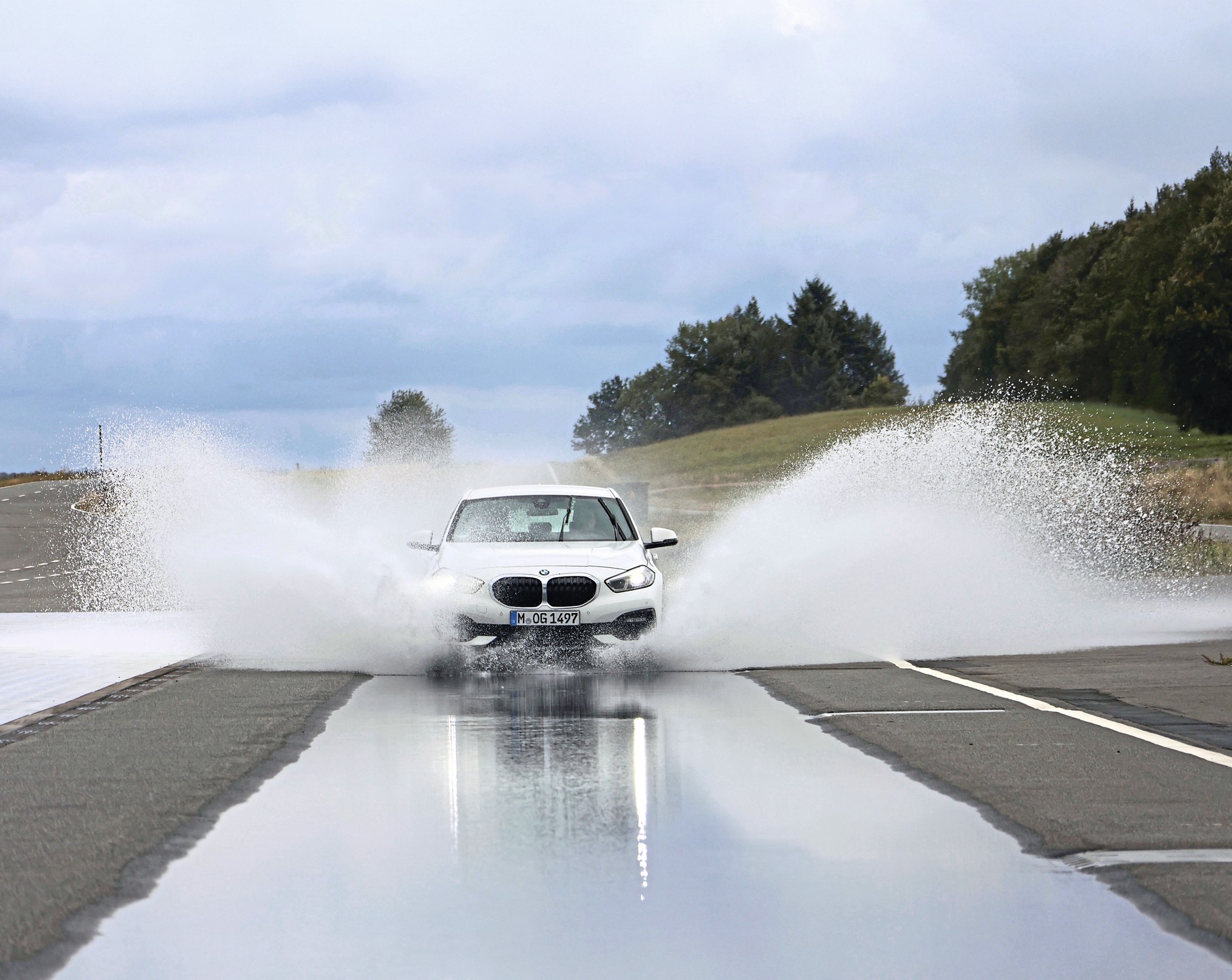 Test opon letnich 2025: odporność na aquaplaning to jedno z najważniejszych kryteriów oceny