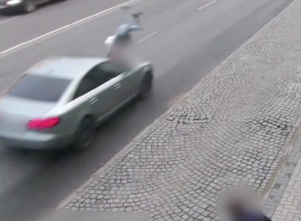 Wbiegła wprost pod jadący samochód i nic jej się nie stało! [Nagranie]
