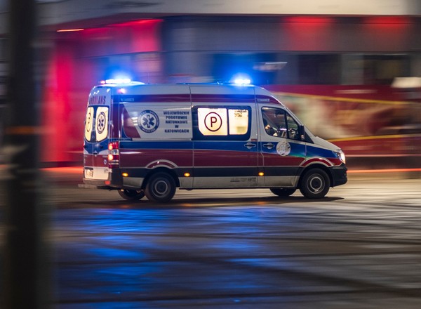 Trzeci sygnał. Kierowcy usłyszą w radiu ostrzeżenie o karetce, policji czy strażakach?