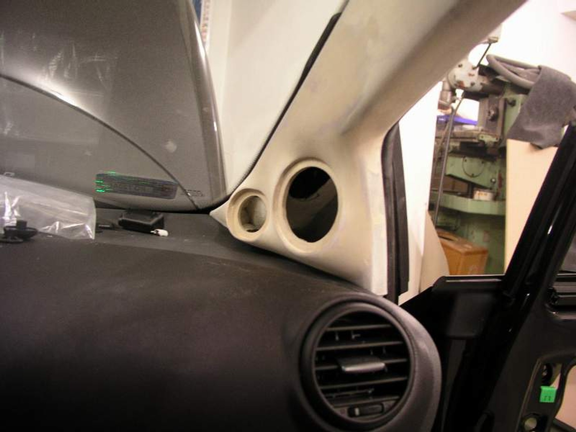 W trakcie prac warto raz na jakiś czas przymierzyć konstrukcję do samochodu, by uniknąć problemów