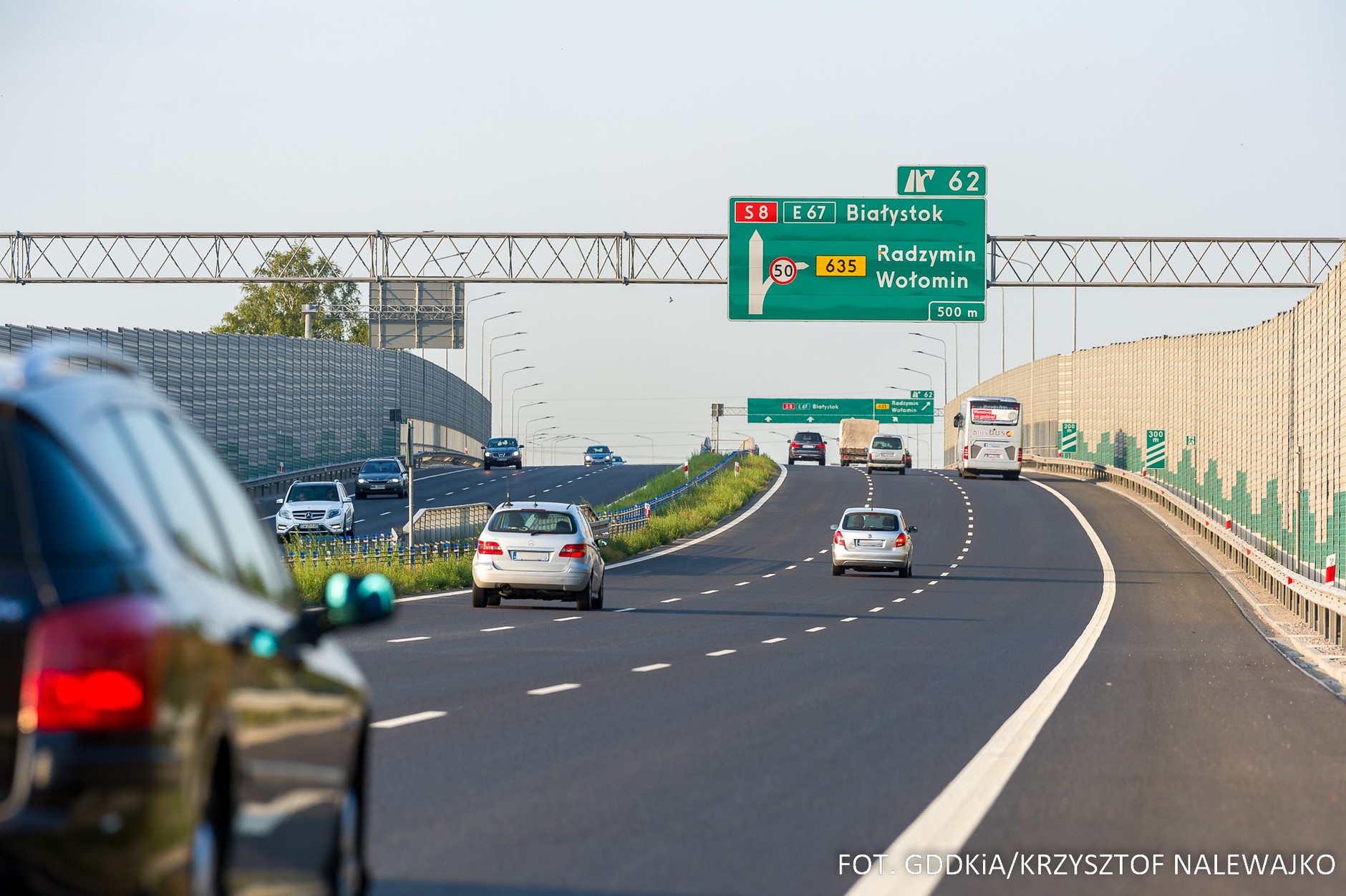 Droga szybkiego ruchu ma węższe pasy, niż autostrada