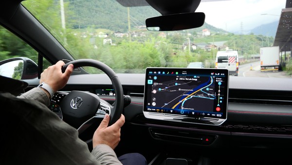 Elektrykiem w długą trasę. Dłużej i drożej, czy taniej i wygodniej niż autem spalinowym?