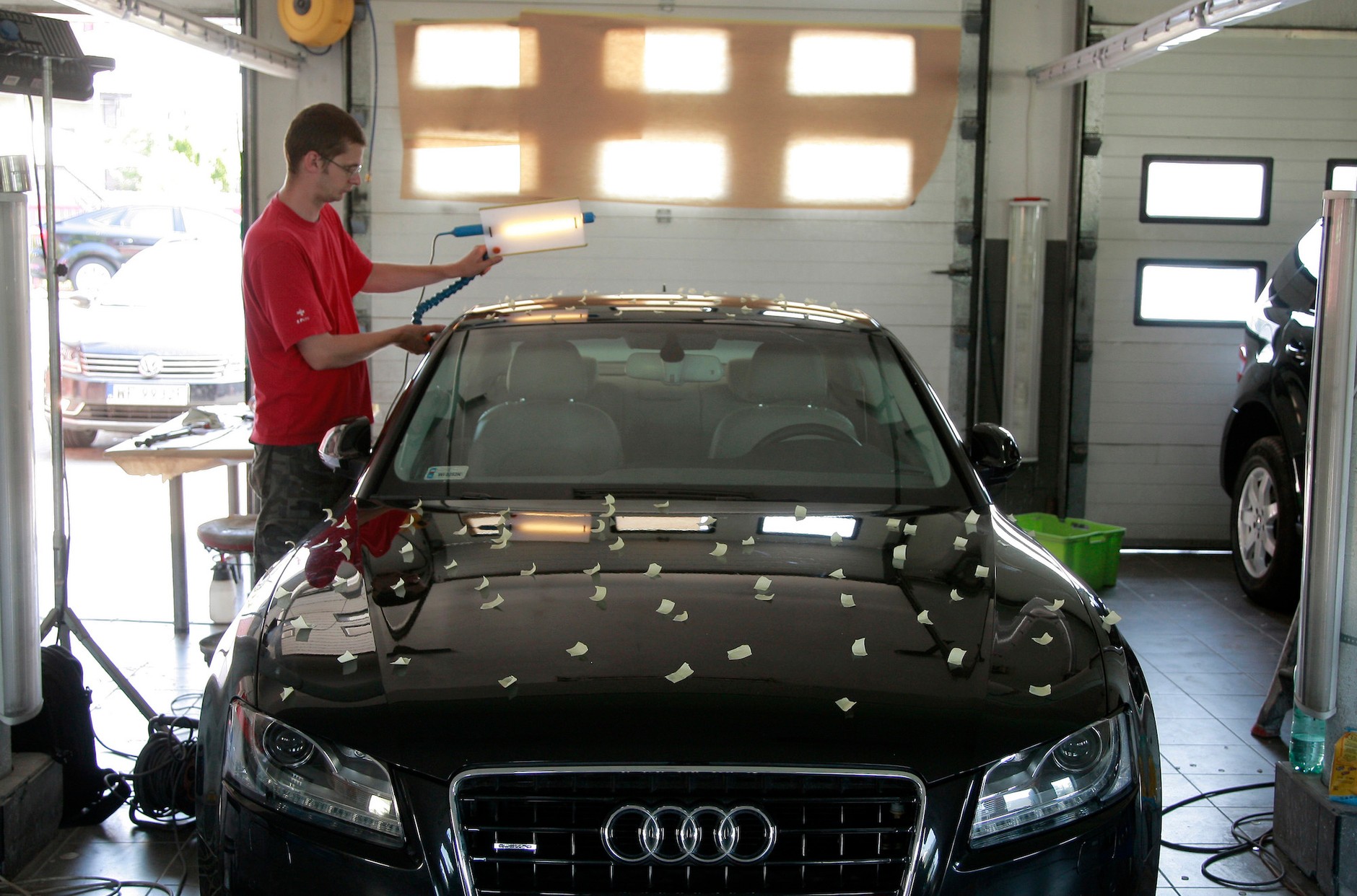 Prostowanie wgnieceń po gradobiciu: przy naprawie niezwykle ważne jest oświetlenie każdego naprawianego fragmentu karoserii