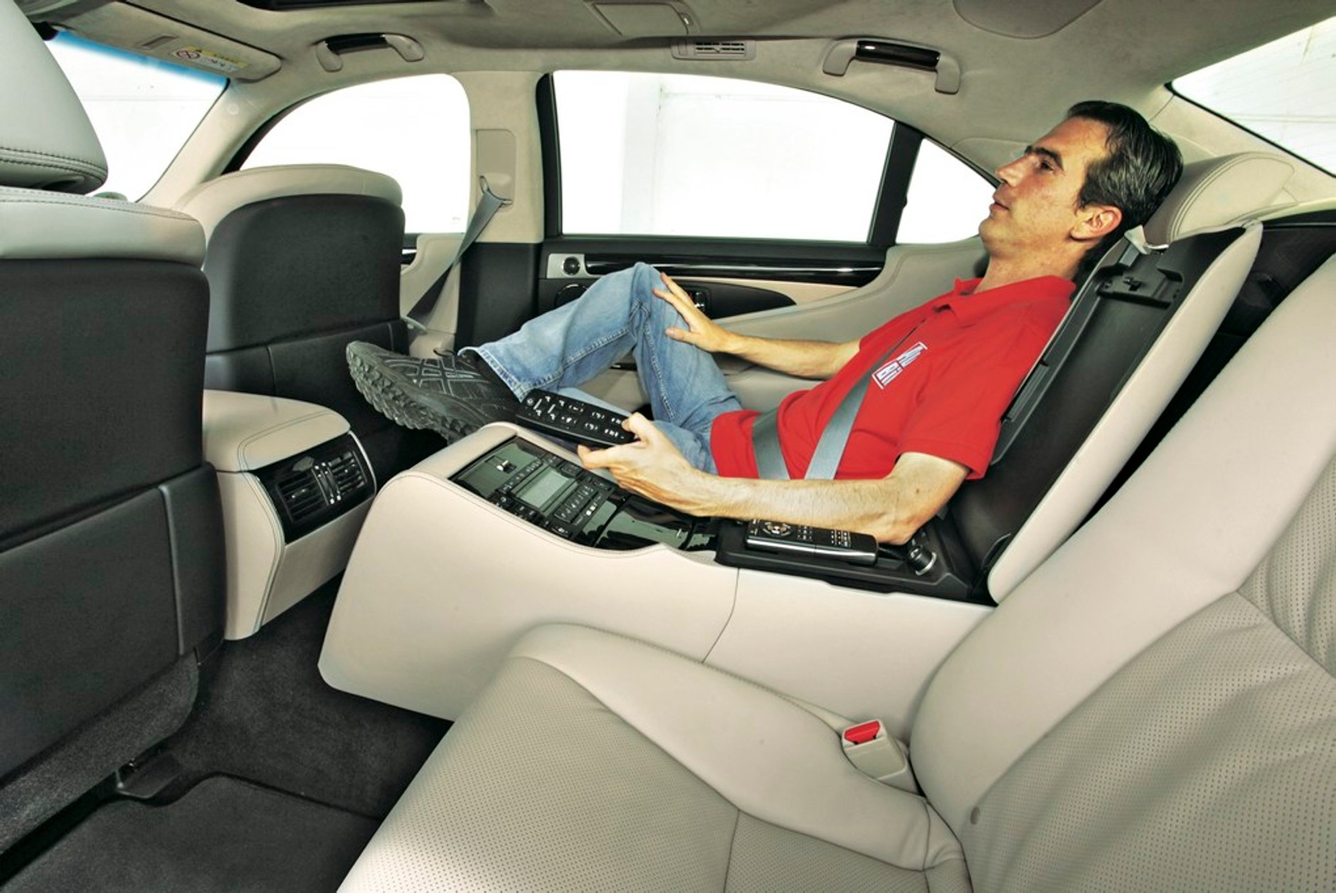 Lexus LS tylne siedzenia