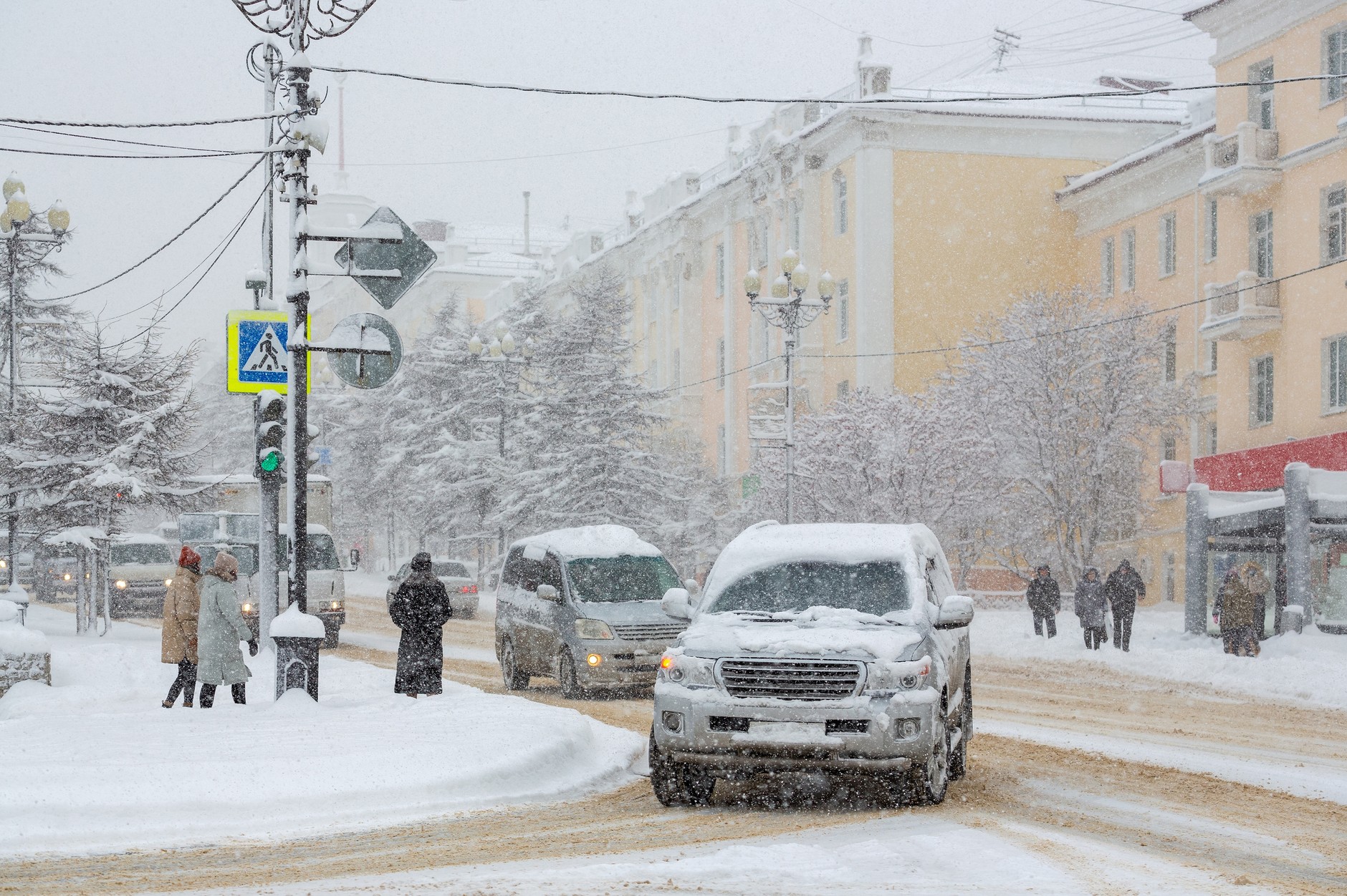 Na Syberii, obok starszych aut o radzieckim rodowodzie, popularne są też nowsze auta z Japonii, zwykle z kierownicą po prawej stronie. 