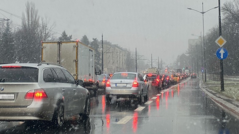 Zima, korek, opady śniegu, utrudnienia na drodze (fot. Krzysztof Kaźmierczak)
