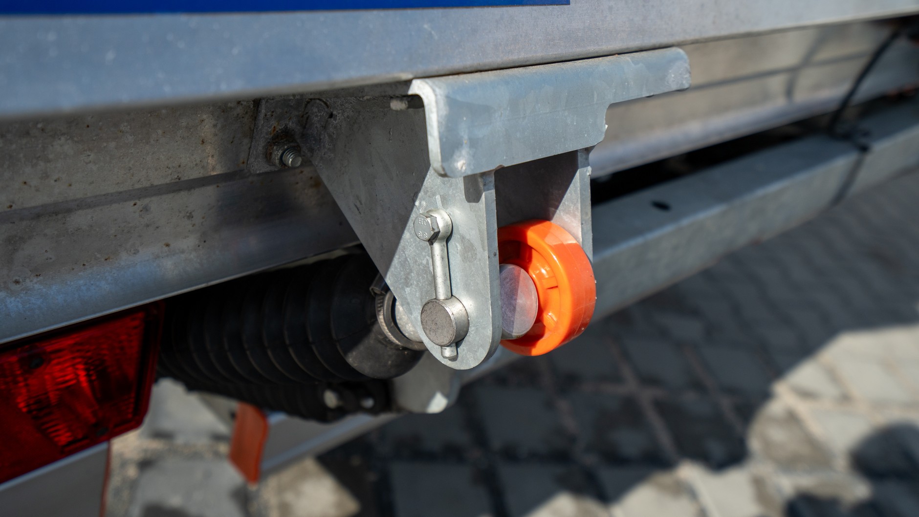 Ford Transit z zabudową kontenerową i windą załadowczą