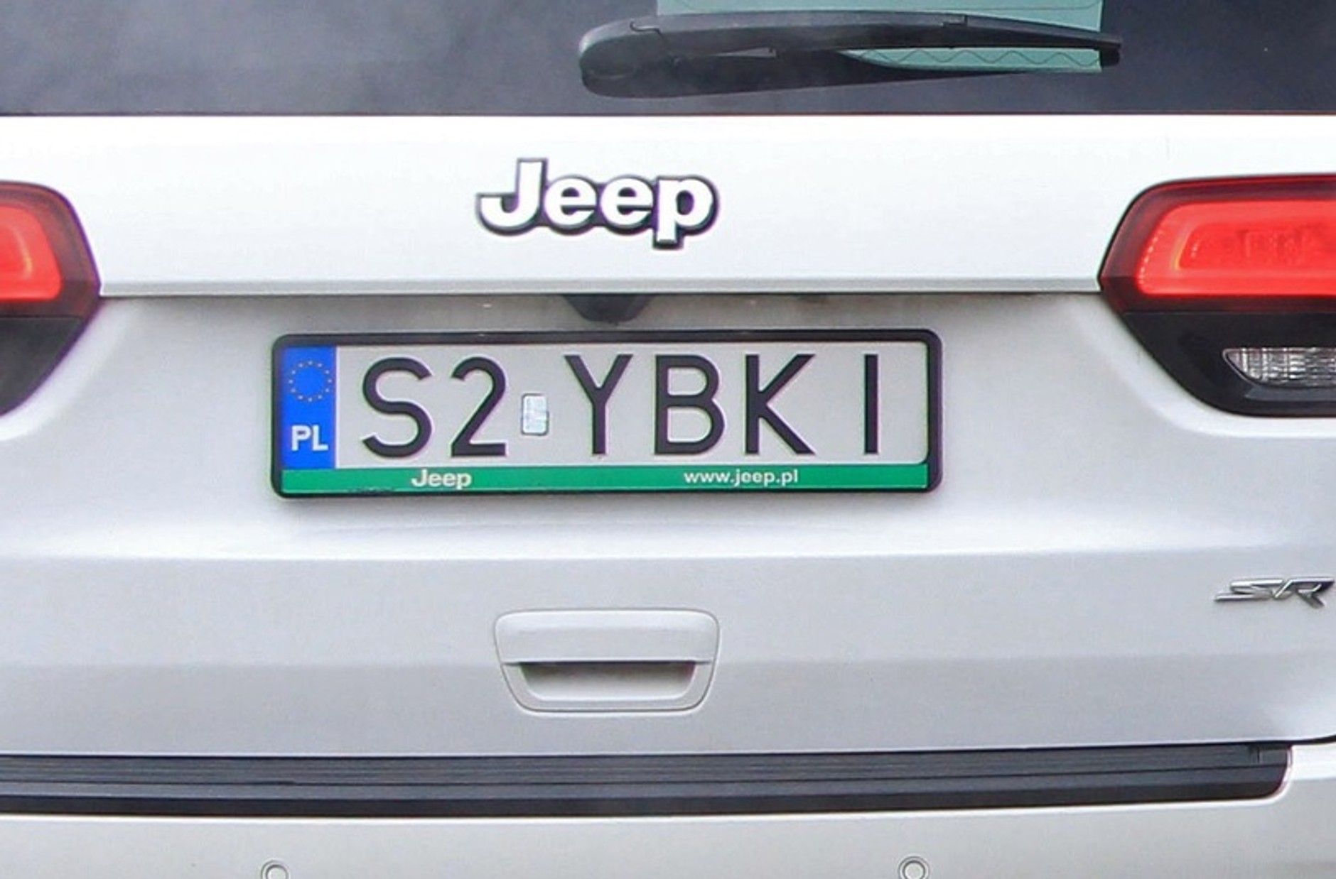 Dlaczego numer rejestracyjny jest oświetlony tylko z tyłu auta?