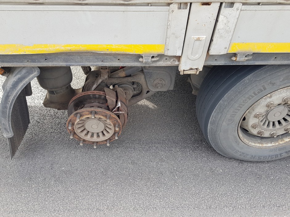 W naczepie ciężarówki pracownicy inspekcji transportu drogowego zauważyli brak jednego koła