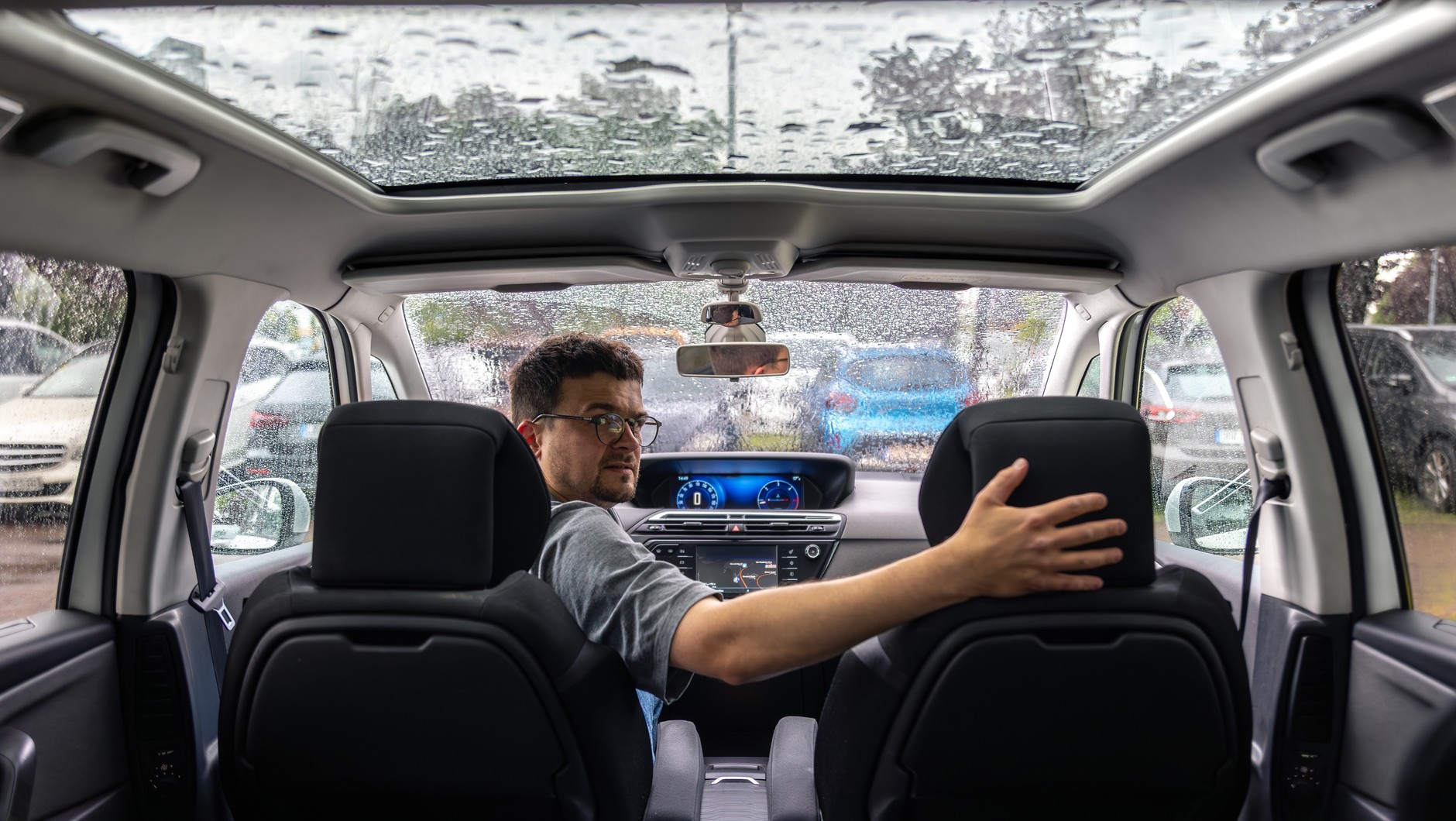 Auto ze szklanym dachem, a nawet kabriolet powinny zadziałać jak klatka Faradaya, chroniąc pasażerów przed wyładowaniem elektrycznym. 