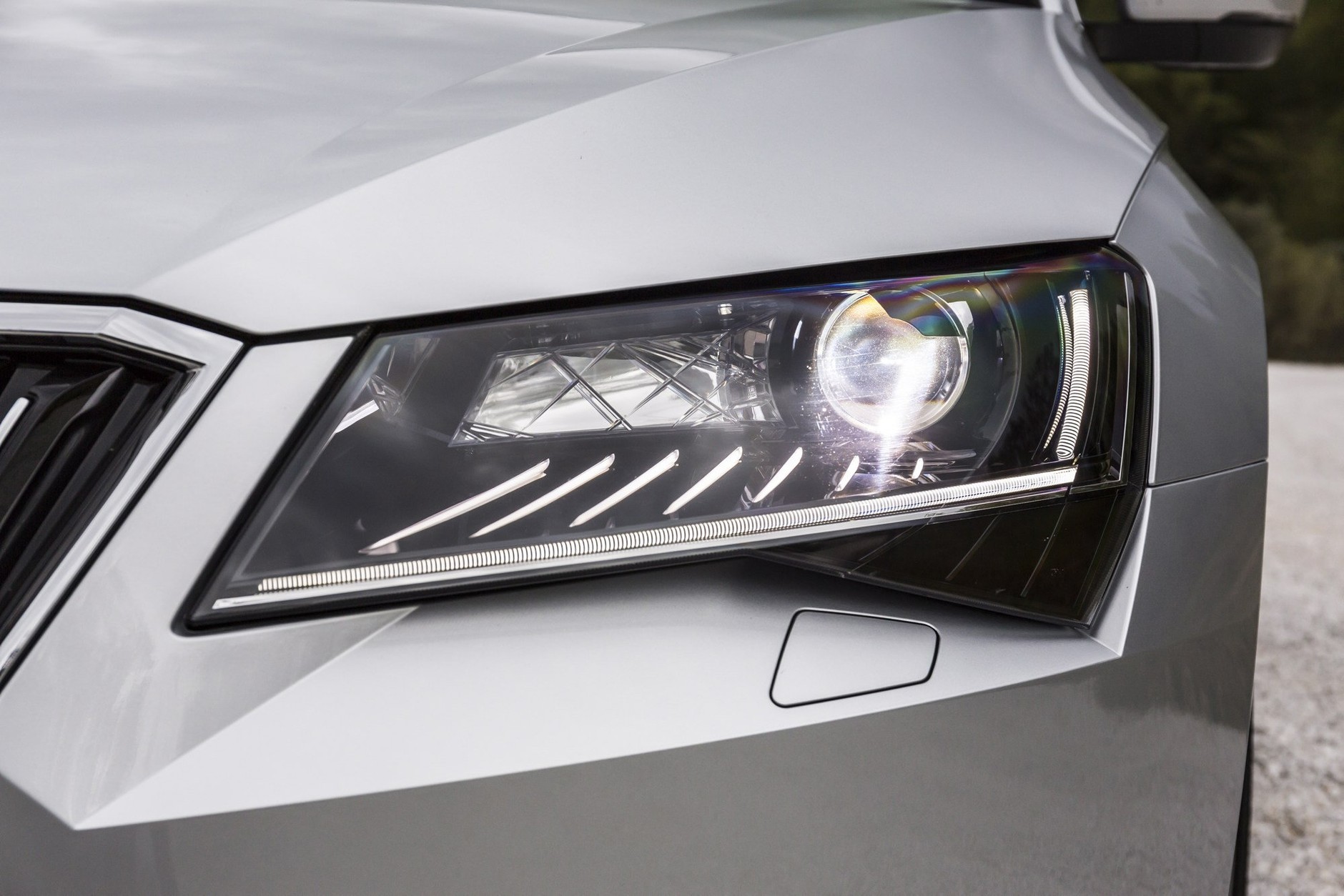 Porównanie: Mercedes E 220 BlueTec kontra Skoda Superb 2.0 TDI