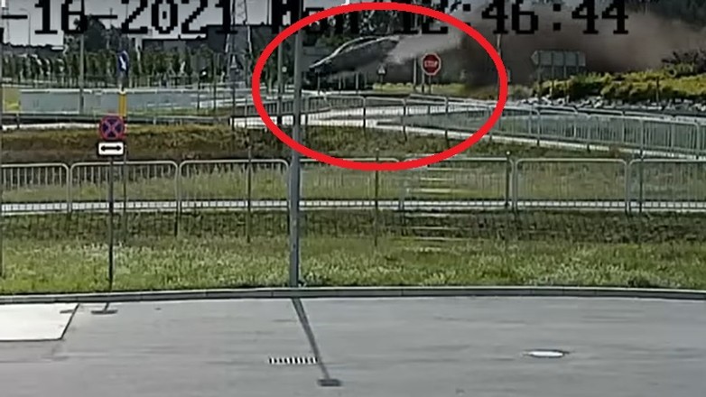 Mercedes przeleciał nad rondem