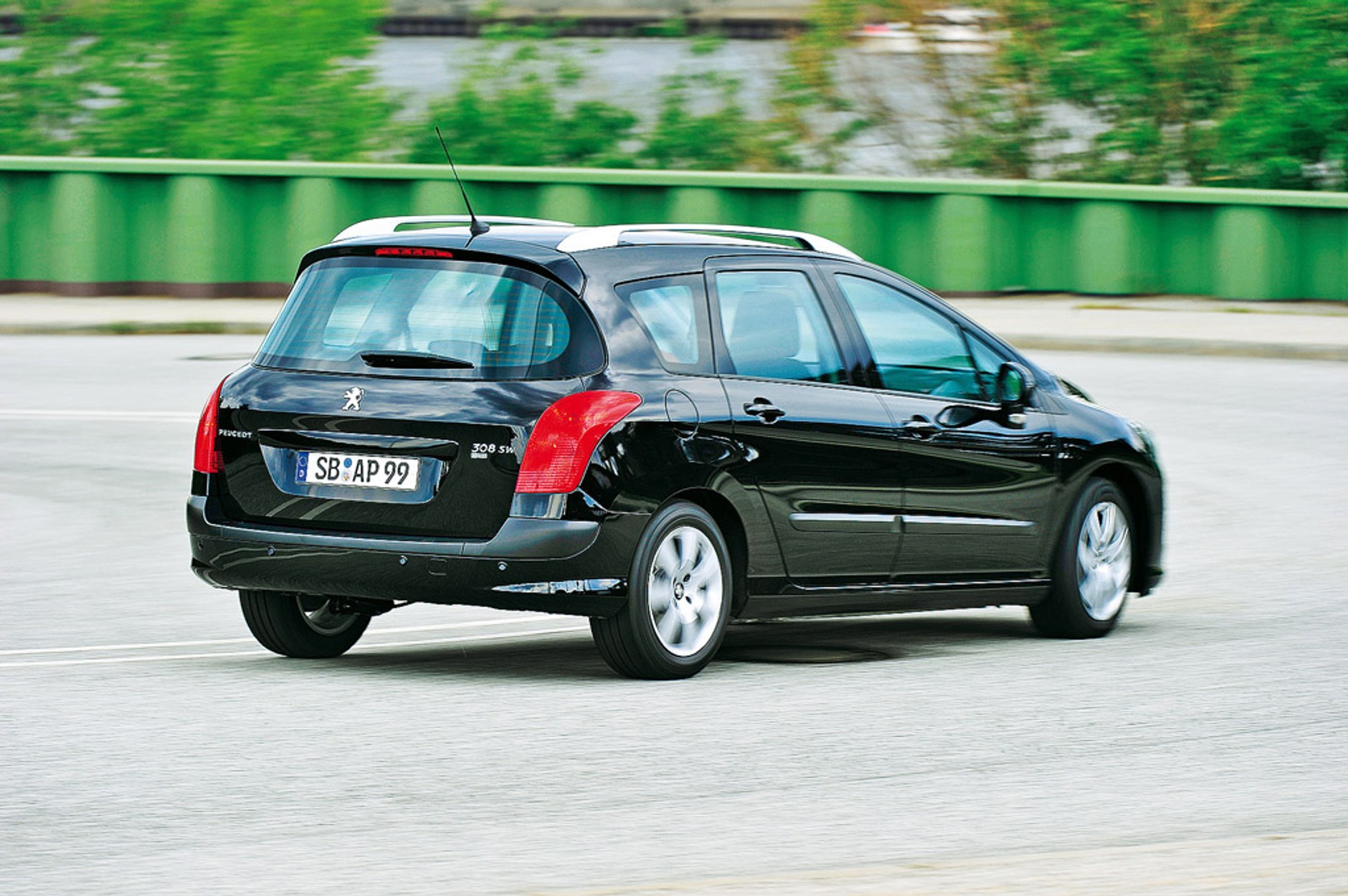 Rodzinne oszczędzanie: sprawdzamy które kompaktowe kombi warto kupić