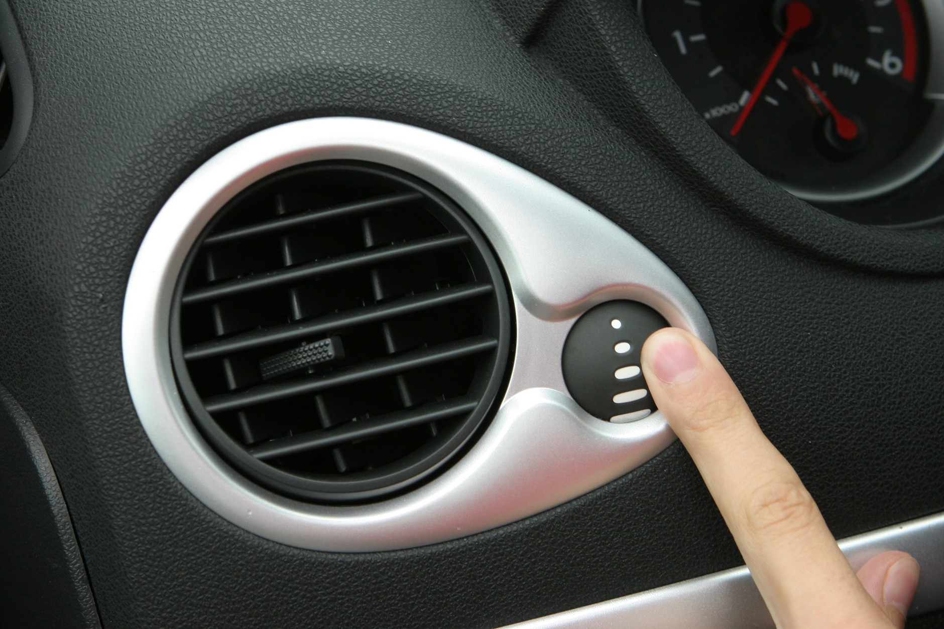 Jeżeli potrzebujesz maksymalnej wydajności chłodzenia, pamiętaj o nastawieniu regulatorów wydajności przy dyszach nawiewu na maksimum.