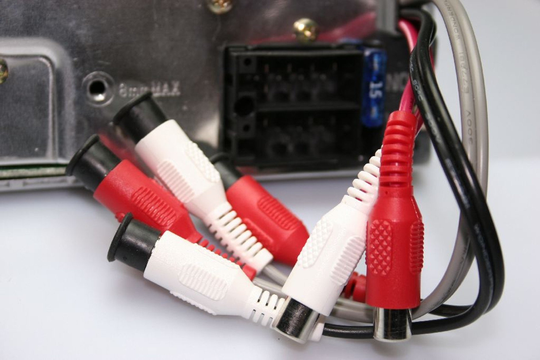 Trzy pary wyjść z radioodtwarzacza. Przydatne do systemu w którym wszystkie głośniki podłączono do wzmacniacza lub wzmacniaczy.