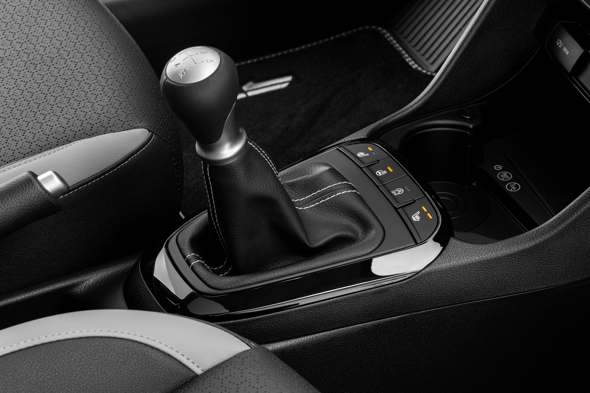 Tak jak przed lifitngiem. 5-biegowy manual lub skrzynia zautomatyzowana