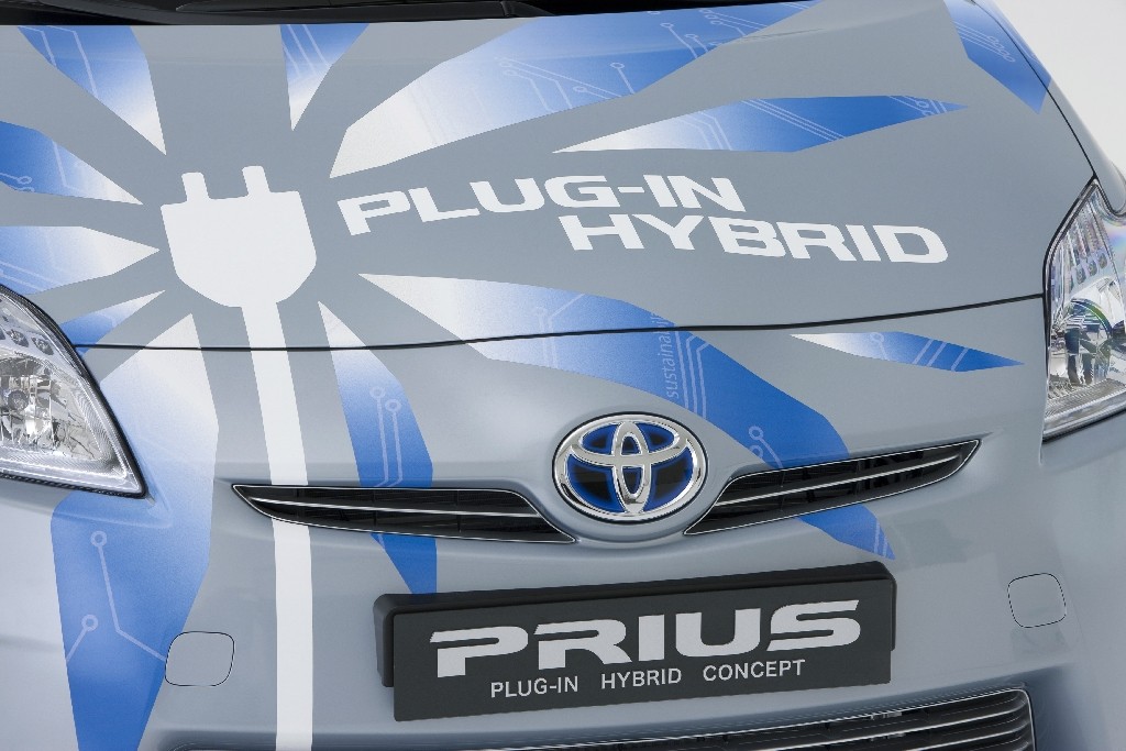 Znaczek z niebieską poświatą na Priusie PHEV