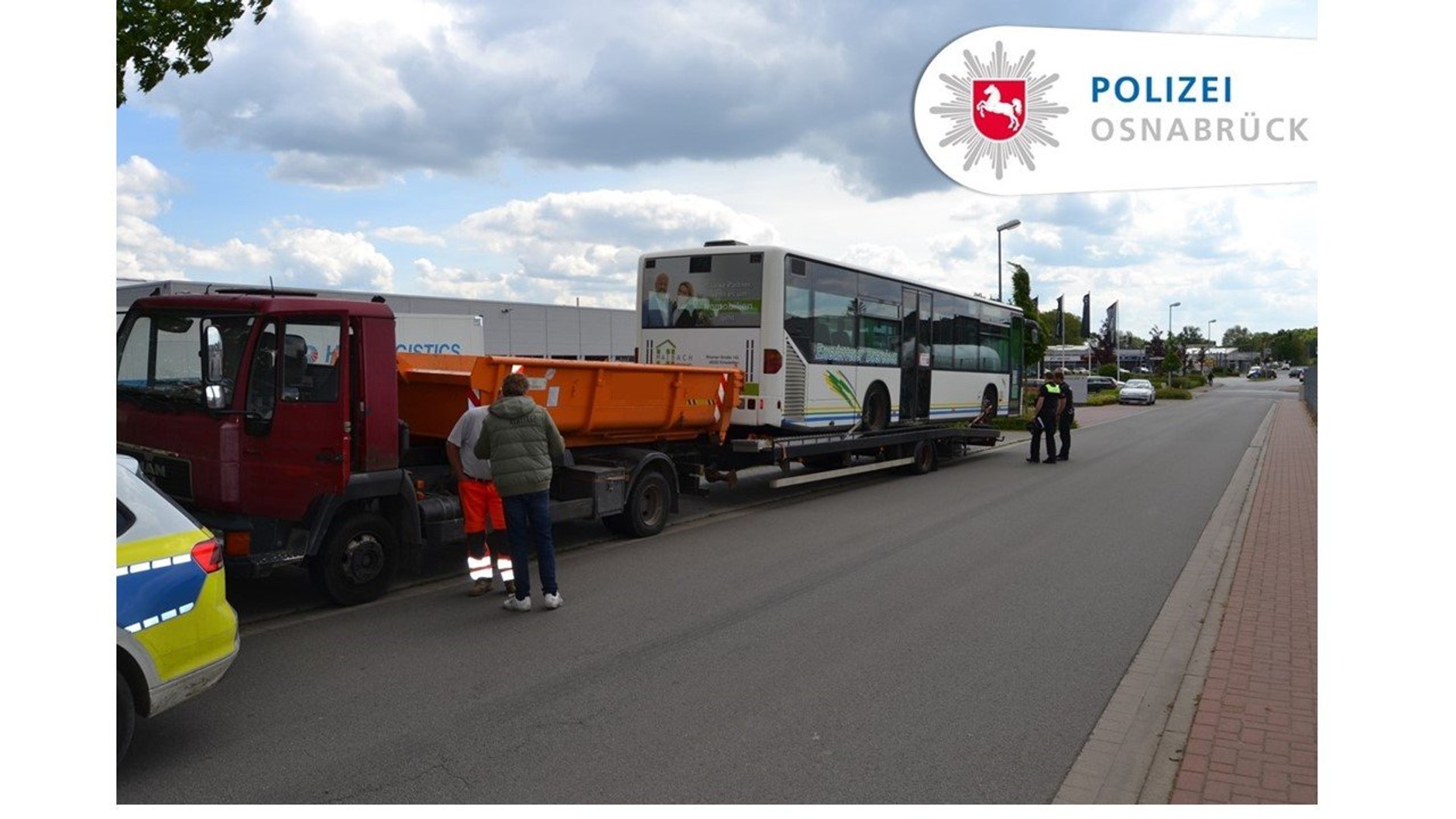 MAN-em L2000 ciągnął lawetę, na której znajdował się 12-tonowy autobus