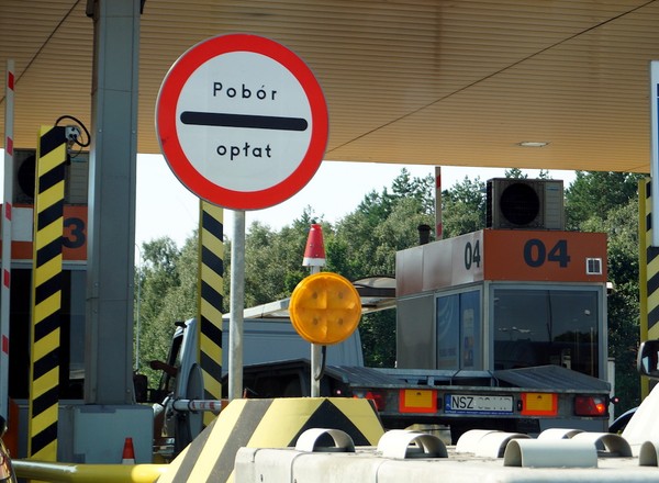 Płatne autostrady w Polsce i za granicą. Gdzie zapłacimy i jak dużo?