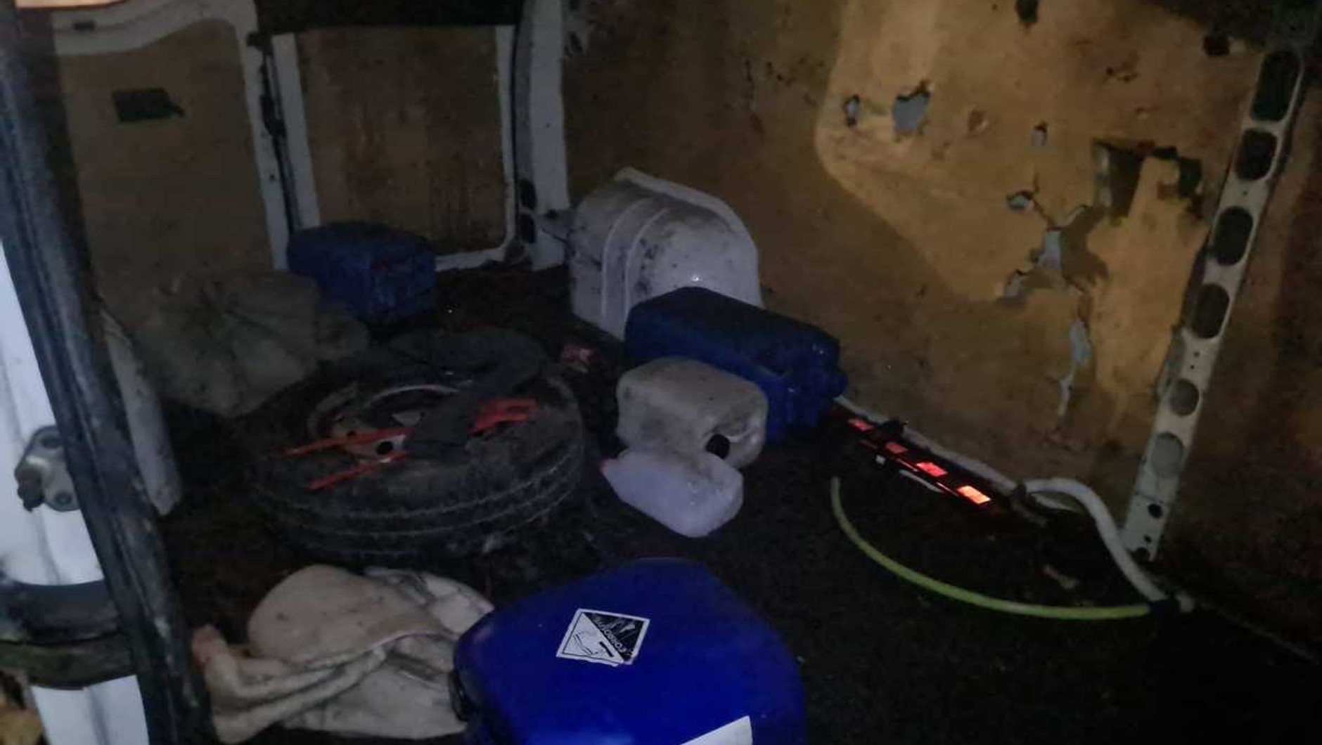 Policja zatrzymała do kontroli dostawcze Renault. To, co znaleźli z tyłu auta nie pozostawiało wątpliwości