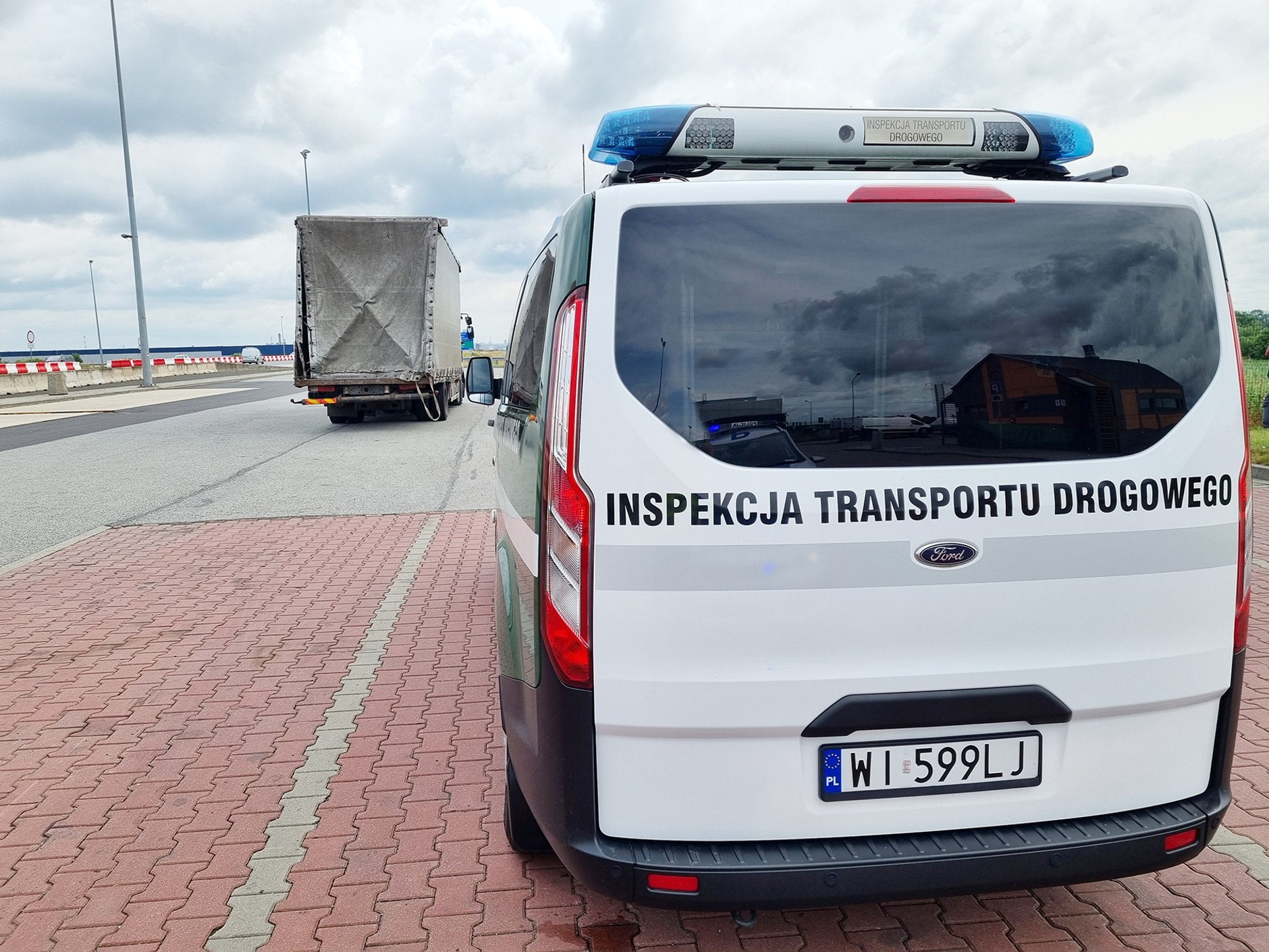 Inspektorzy zatrzymali ciężarówkę z odpadami