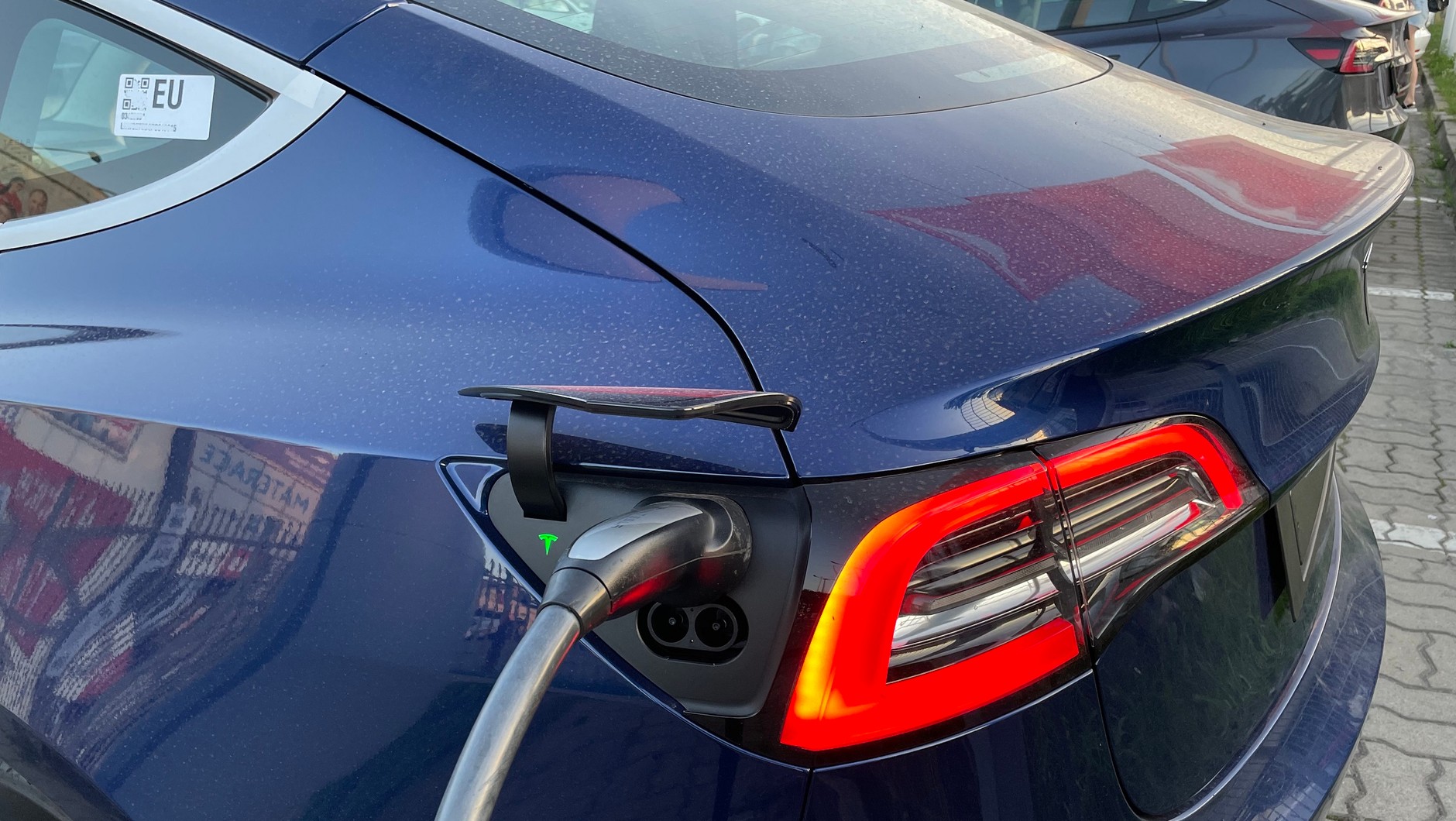 W oczekiwaniu na mycie Tesla się ładowała. To na plus